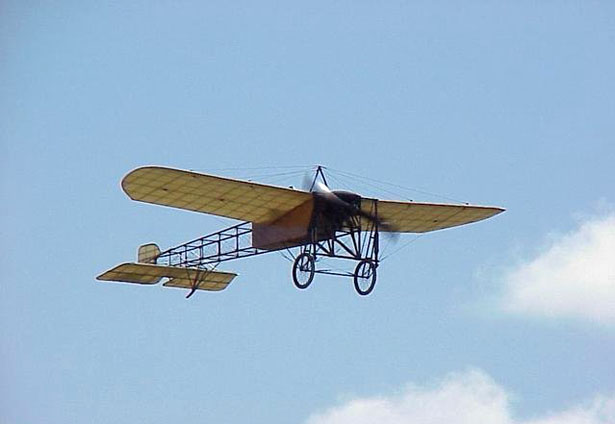 Le Blériot XI était équipé d'un moteur à trois cylindres en éventail Alessandro Anzani. Ce moteur n'avait pas de manette de gaz et tournait constamment à plein régime mais ne développait que 25 CV.