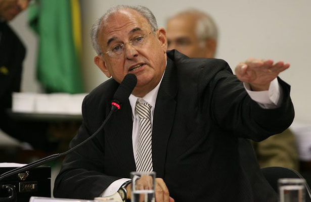 Ancien président de la Cour suprême, Nelson Jobim est depuis 2007 ministre de la Défense dans le gouvernement de Luiz Inácio Lula da Silva, en remplacement de Waldir Pires.