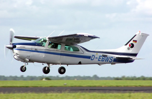 L'avion était un Cessna 210 "Centurion" qui devait relier Propriano (Corse-du-Sud) à Cannes.