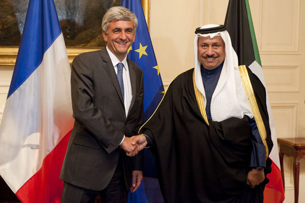 Signature d'accords de défense entre la France et le Koweit par M. Hervé MORIN ministre français de la défense et son homologue le premier vice-premier ministre de l'Etat du Koweit, Cheikh Jabir Mubarak Al Hamad Al Sabah. La cérémonie s'est déroulée à l'hôtel de Brienne le 21 octobre 2009.