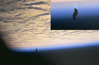 Quand la Nasa photographie un OVNI Quand la Nasa photographie un OVNI