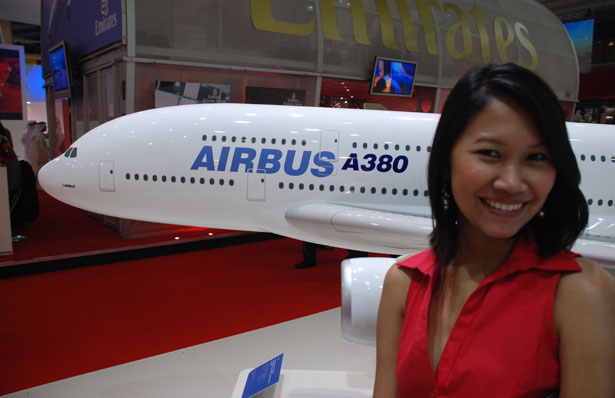 Si l'édition 2009 du Dubaï Airshow n'affiche pas la même euphorie qu'il y a deux ans, les hôtesses gardent le sourire.