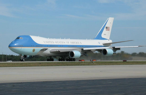 Le premier vol du B-747 en tant qu'Air Force One eut lieu le 6 septembre 1990 en transportant le président George H. W. Bush.