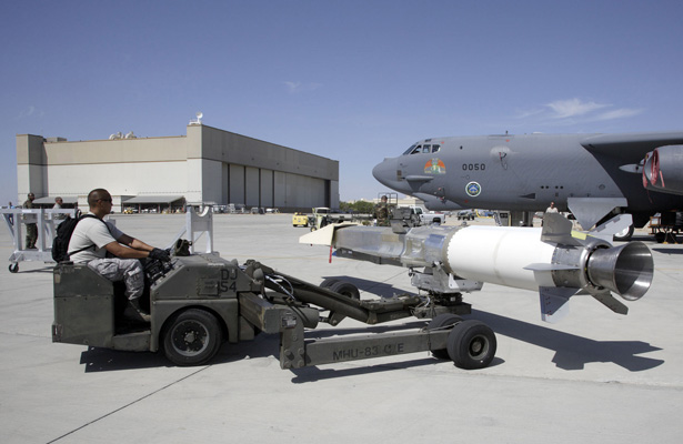 Le X-51A WaveRider se prépare à être chargé sur un B-52 pour les essais d'ajustement à la base d'Edwards.