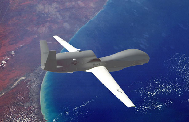 Malgré ses dimensions et son envergure qui est digne de celle d'un avion de ligne, le RQ-4 Global Hawk ne pèse que 14,6 tonnes au maximum au décollage, soit la masse d'un petit chasseur.