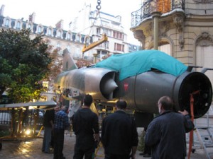 Arrivée du Mirage V dans la cour de l'hotel Dassault