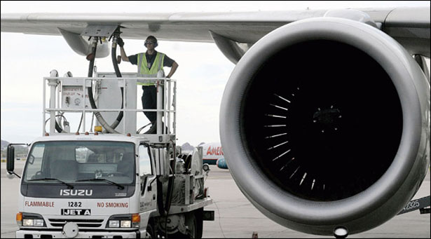 Sasol est spécialisée dans la transformation de charbon et de gaz naturel en hydrocarbures liquides selon le procédé Fischer-Tropsch. Cette technique ancienne était un moyen de pallier le manque de pétrole que subissait l'Afrique du Sud suite aux sanctions internationales contre l'apartheid.