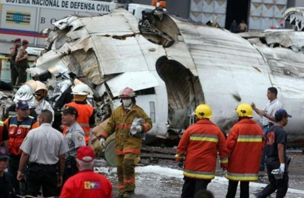 Des sauveteurs sur le lieu du crash de l'avion de Conviasa au Venezuela le 13 septembre 2010 près de Puerto Ordaz.