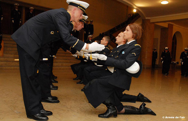 La cérémonie de remise des poignards marque l'entrée dans le corps des officiers.