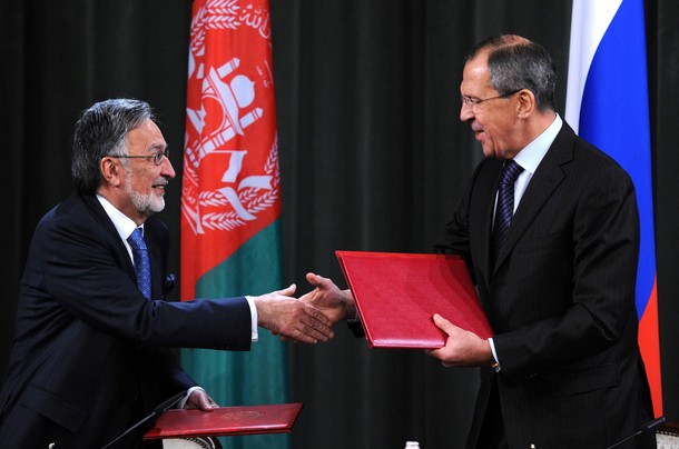 Zalmai Rassoul et Sergei Lavrov à Moscou le 25 novembre 2010