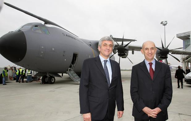 Le ministre de la Défense Hervé Morin et le Président d’EADS Louis Gallois devant l'A400M. Crédit : R. Pellegrino/ECPAD