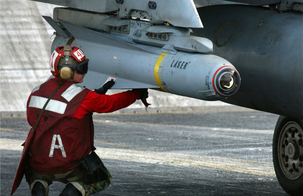 Un AGM-65 Maverick monté sur un F-18