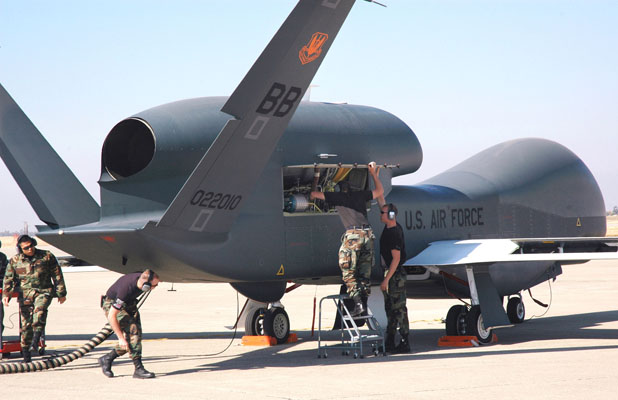 Maintenance d'un Global Hawk à la base Air Force de Beale (Californie)