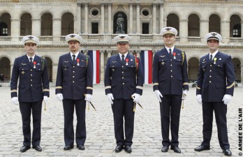 Le président Sarkzoy décore cinq aviateurs Le président Sarkzoy décore cinq aviateurs