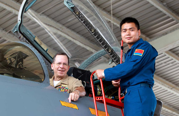 L'amiral Mike Mullen dans le cockpit d'un Su-27.