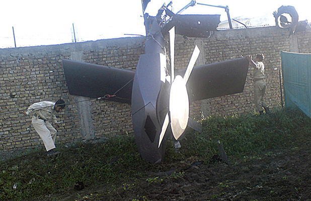 Le rotor du Blackhawk furtif près d'Abbottabad photographié le lendemain de l'attaque.