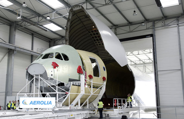 Chargement de la pointe avant A350 dans le Beluga