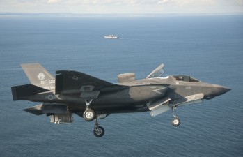 Le F-35B effectue ses premiers appontages Le F-35B effectue ses premiers appontages