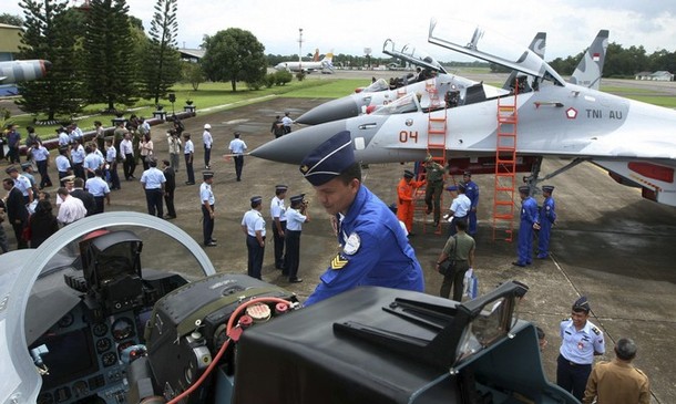Un officier de l'armée de l'air indonésienne inspecte le chasseur russe Su-30MK2 durant une cérémonie à Makassar.