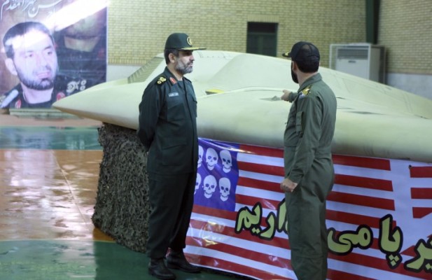 Le général Amir Ali Hadjizadeh devant le RQ-170 en décembre 2011.