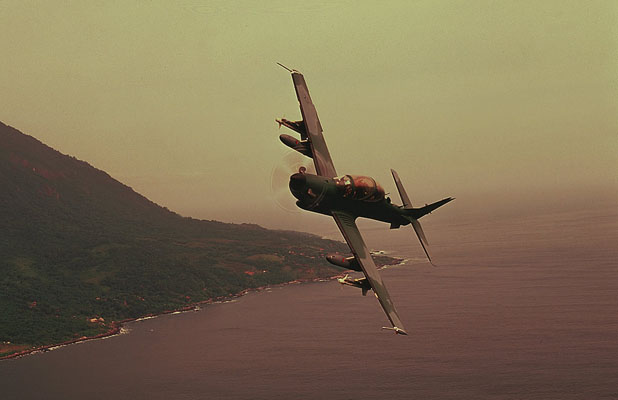 Un Super Tucano patrouillant en mer.