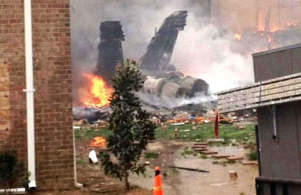 L'épauve du F-18 après le crash.