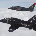 Patrouille mixte franco-britannique composée d'un Hawk et d'un Alphajet.