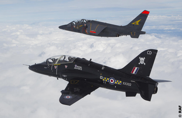 Patrouille mixte franco-britannique composée d'un Hawk et d'un Alphajet.