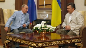 Le premier ministre russe Vladimir Poutine avec le président ukrainien Viktor Ianoukovitch en juillet 2010.