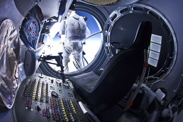 Felix Baumgartner saute de la capsule (photo: Predrag Vuckovic / Red Bull Stratos)
