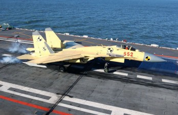 Le J-15 chinois apponte sur le Liaoning Le J-15 chinois apponte sur le Liaoning