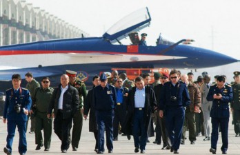 Des militaires étrangers visitent un escadron de l’armée de l’air chinoise Des militaires étrangers visitent un escadron de l’armée de l’air chinoise
