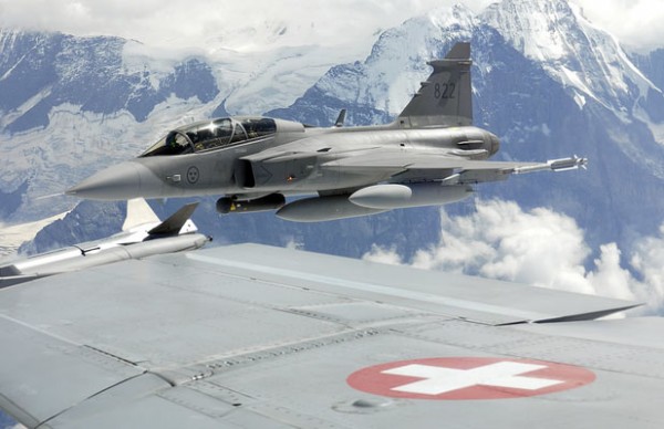 JAS-39D_and_F-18