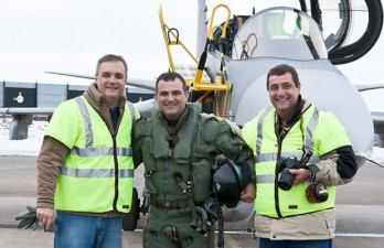 Un pilote de la marine brésilienne teste le Gripen Un pilote de la marine brésilienne teste le Gripen