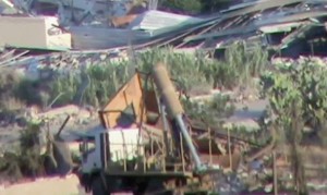 Une vidéo ds rebelles montre des prétendus militaires syriens installer une fusée transportant un agent chimique sur la base aérienne de Mezze à Damas le 21 août 2013.