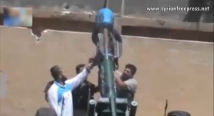 Une vidéo montrant des rebelles tirant une roquette avec un agent chimique.