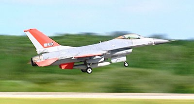 Un F-16 vole sans pilote Un F-16 vole sans pilote