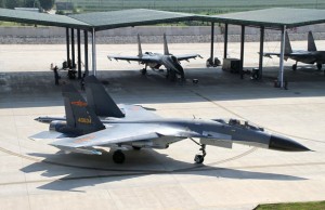 Les J-11 chinois sont armés de missiles russes Vympel R-73 lors des missions d'interception.